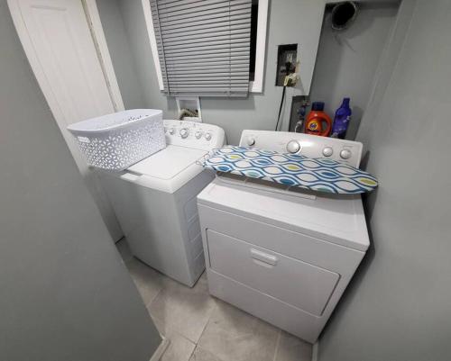 ein kleines Bad mit einer Waschmaschine und einem Fenster in der Unterkunft Homely 3 Bedroom unit in Newark