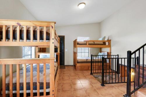 Ένα ή περισσότερα κρεβάτια σε δωμάτιο στο Lighthouse Hill Ranch - Green House