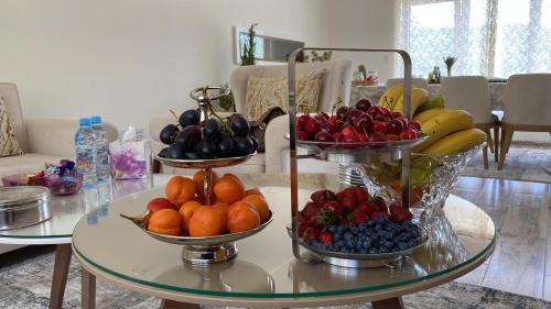 due ciotole di frutta su un tavolo di vetro di Al Sahab Villa a Hadžići