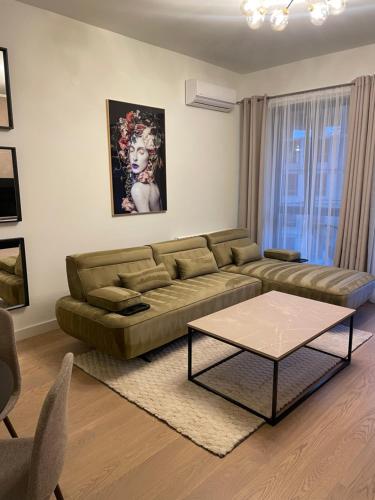 een woonkamer met een bank en een salontafel bij Belgrade Waterfront Zvoncica Apartament in Belgrado