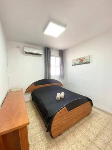 Una cama o camas en una habitación de Amazing see breeze in Kiryat Ym