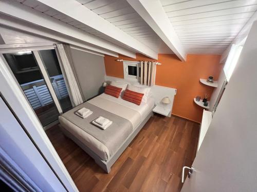 A bed or beds in a room at Colorful House (Attic)