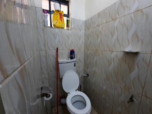 bagno con servizi igienici e finestra. di Enchanted Stays a Kinoo