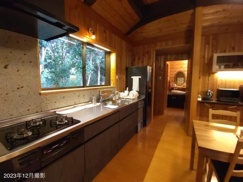cocina con fregadero, fogones y ventana en Oshima-machi - House - Vacation STAY 51703v, en Oshima