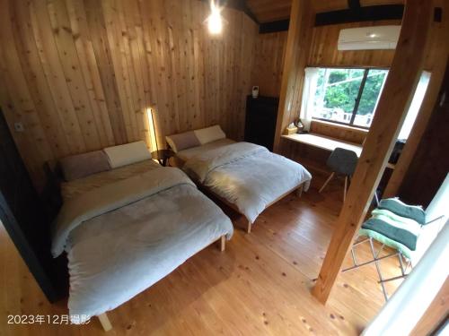 Habitación con 2 camas en una cabaña de madera en Oshima-machi - House - Vacation STAY 51703v en Oshima