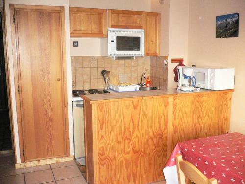 a kitchen with a microwave and a counter top at Résidence Le Centre - Studio pour 4 Personnes MAE-3340 in Champagny-en-Vanoise