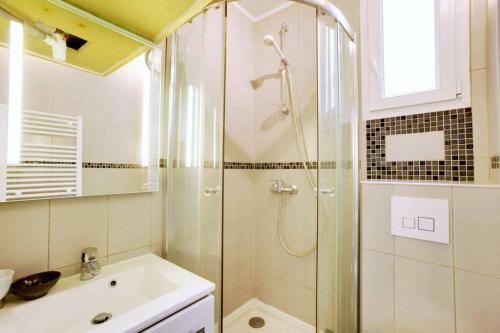 a bathroom with a shower and a sink at Contemporary, view of La Défense, all comfort in Puteaux