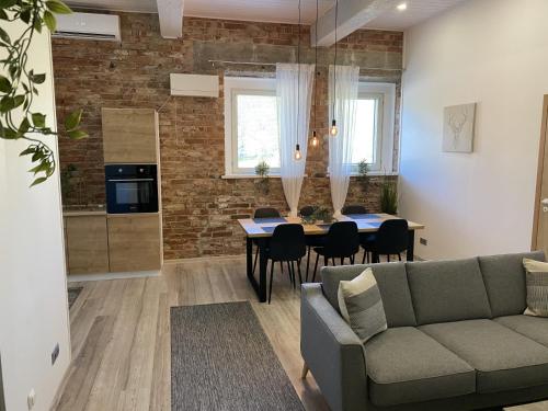 un soggiorno con divano e tavolo di AUDRU APARTMENT Newly renovated apartment with SAUNA, near Audru Golf a Audru