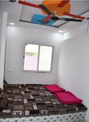 Hotel Parvati Stey Home Ujjain房間的床