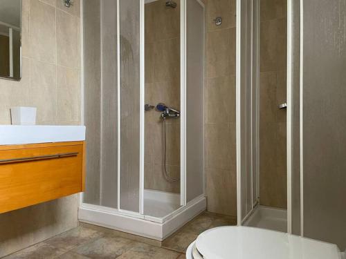 een badkamer met een douche, een toilet en een wastafel bij Komi Beach Condo with 3 Bedrooms in Chios