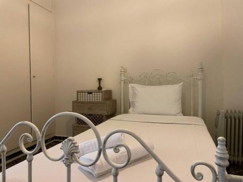 een slaapkamer met een bed met een wit bedframe bij Komi Beach Condo with 3 Bedrooms in Chios