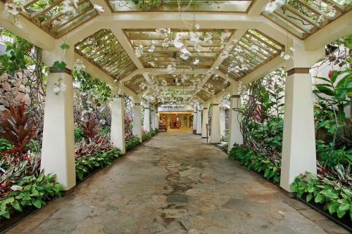 Aston Waikiki Beach Tower — Facade/entrance