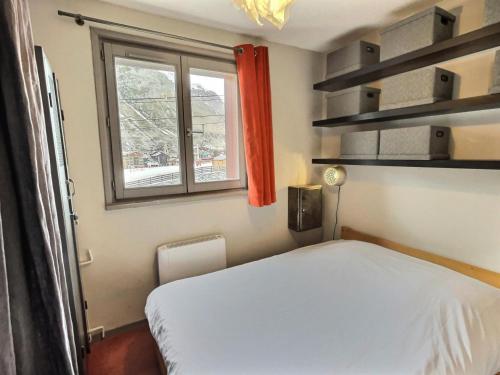 a bedroom with a white bed and a window at Résidence Rond-point Des Pistes Iii - 3 Pièces pour 6 Personnes 56 in Val-d'Isère