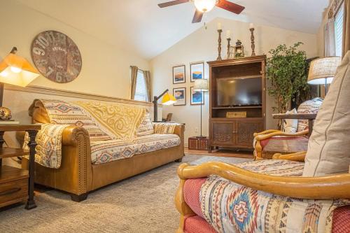 Una sala de estar con un sofá y un televisor. en Sasquatch Lode CD Sleeps 22, en Gatlinburg