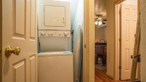 Un baño con un lavabo y un espejo en una puerta. en Sasquatch Lode CD Sleeps 22, en Gatlinburg