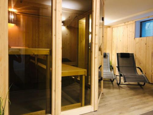 a small room with a desk and a chair at Kapitänshaus an der Warnow mit Sauna in Rostock