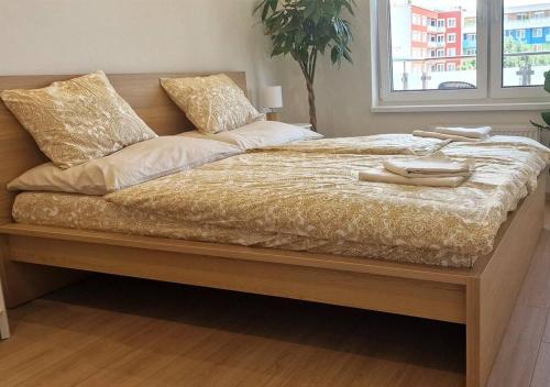 Una cama con dos objetos encima. en Luxury 2 Room Apartment nr2, en Bratislava