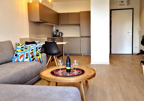 sala de estar con sofá y mesa con copas de vino en Luxury 2 Room Apartment nr2, en Bratislava