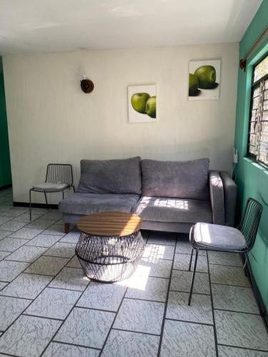 uma sala de estar com um sofá e uma mesa em Casa Jirafa. em Guadalajara