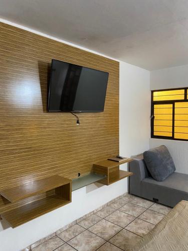 sala de estar con TV de pantalla plana en la pared en Casa Jirafa., en Guadalajara