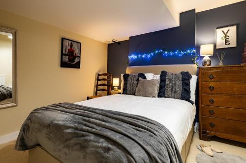 um quarto com uma cama com luzes azuis na parede em Castle Bay Apartment em Scarborough