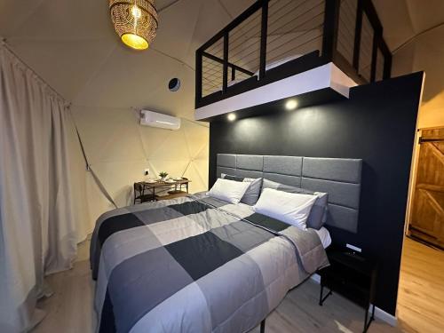 una camera da letto con un grande letto con una parete nera di White Camel a Kanab