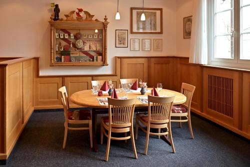 Un restaurante o sitio para comer en Hotel Zofingen