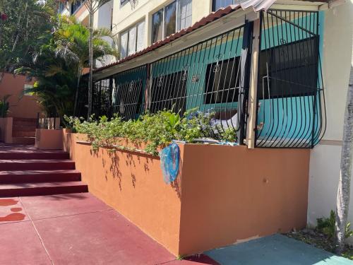 una valla con plantas al lado de un edificio en Sosua Best Condos, en Sosúa