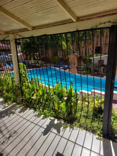 una valla con una piscina en el fondo en Sosua Best Condos, en Sosúa