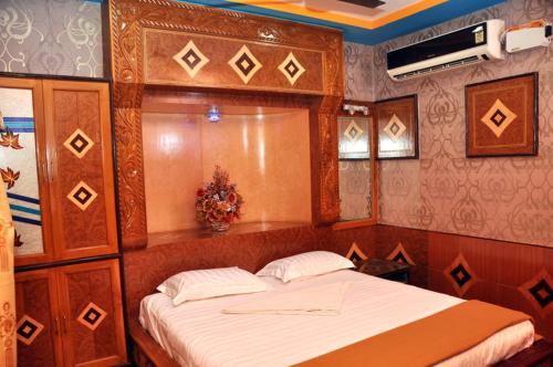 a bedroom with a bed in a room at Hotel Shri Swarna's Palace - A Business Class Hotel in Tiruchchirāppalli