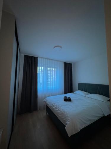 um quarto com uma cama com uma luz azul em Sarajevo Apartment Magnolia em Sarajevo