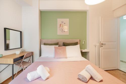 een slaapkamer met een bed met twee handdoeken erop bij Pangrati Gardens Apartment by Athenian Keys in Athene
