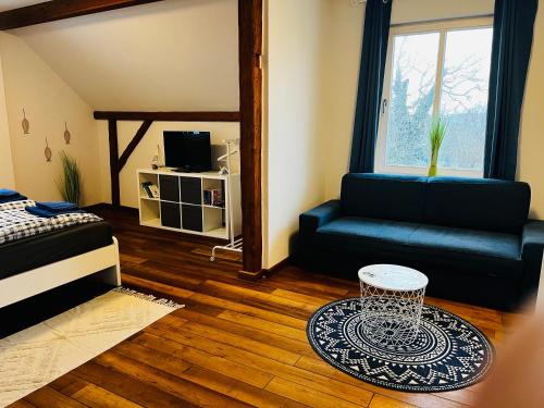 ein Wohnzimmer mit einem Sofa und einem Tisch in der Unterkunft Kapitänshaus an der Warnow mit Sauna in Rostock