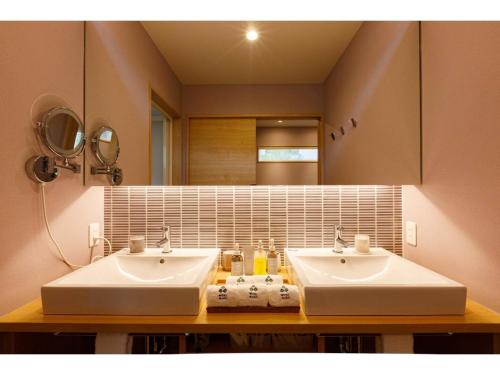 Baño con 2 lavabos y espejo en MORIHAKU - Vacation STAY 34533v en Kutsukake