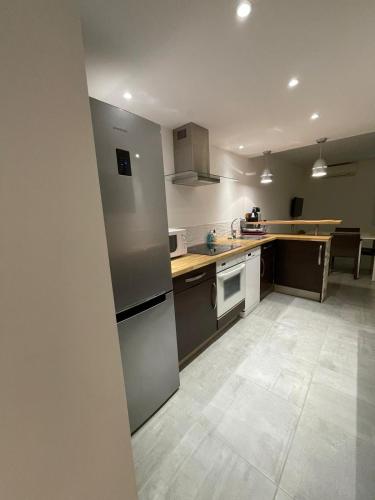 une cuisine avec des appareils en acier inoxydable et un comptoir dans l'établissement Plaisir côtier Coeur de Bandol T3, Clim, 50m mer, à Bandol