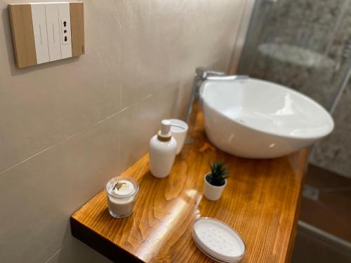 uma casa de banho com um lavatório e um WC numa mesa de madeira em Relais Petruzzelli em Bari