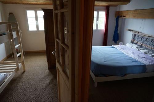 een slaapkamer met een bed en een kamer met een stapelbed en een ladder bij maison de village, a la semaine min, bord de mer in Les Sables Vignier