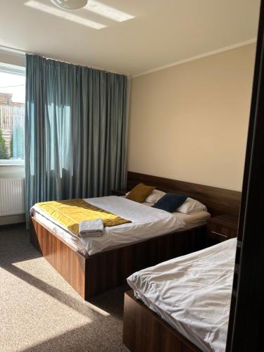 1 dormitorio con 2 camas y ventana en KOLONIA HOTEL, en Świdnica