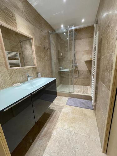 une salle de bain avec un lavabo et une douche dans l'établissement Plaisir côtier Coeur de Bandol T3, Clim, 50m mer, à Bandol