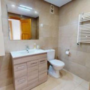 ein Badezimmer mit einem Waschbecken, einem WC und einem Spiegel in der Unterkunft Casa Hanlon - Azure Property Rentals in Torre-Pacheco