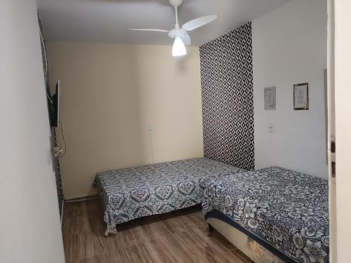 um quarto com uma cama e uma ventoinha de tecto em Agradavel casa familiar proxima Expo SP e metro Jabaquara em São Paulo