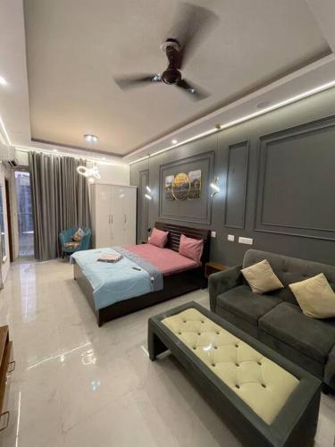 una sala de estar con una cama y un sofá en Nirbhay homes, en Noida