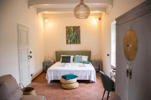 ein Schlafzimmer mit einem Bett und einem Wandgemälde in der Unterkunft Villa Magna with pool Alba Hills in Govone