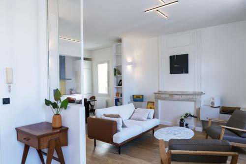 a living room with a couch and a fireplace at Appartement Centre Ville in Sète