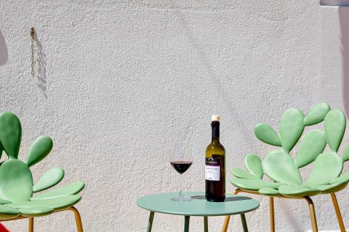 una botella de vino sentada en una mesa con una copa en Terrazza Levante en Otranto
