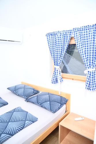 a bunk bed in a room with a window at Konak Dobri Potok in Krupanj