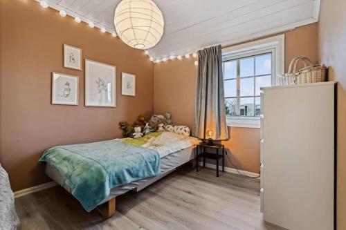 Ένα ή περισσότερα κρεβάτια σε δωμάτιο στο Sørlandsferie nær svaberg, og strender!