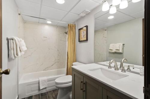 La salle de bains est pourvue d'un lavabo, d'une baignoire et de toilettes. dans l'établissement Beaver Run Resort 34330 by Great Western Lodging, à Breckenridge