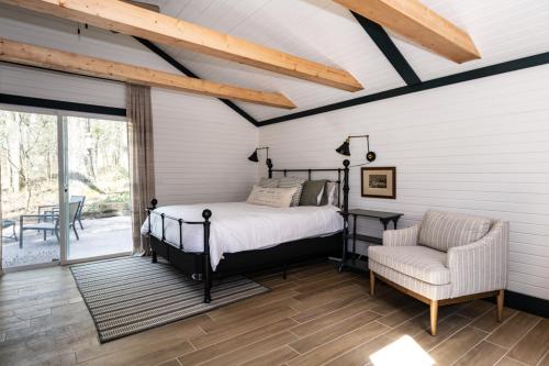Un pat sau paturi într-o cameră la Blueberry Pines - Fabulous cottage in a wooded setting with views of North Lake