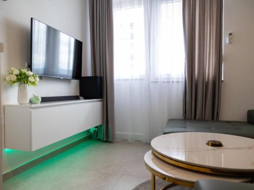 Bileća的住宿－Aurora studio - Bileca，带沙发和电视的客厅